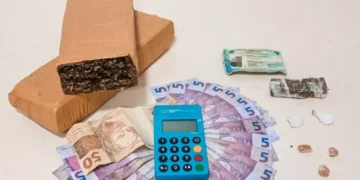 Polícia Militar prende homem com mais de 1 kg de maconha próximo a escola em Timbó