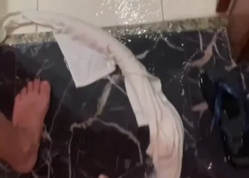 Virou parque aquático: Noite romântica sai do controle após casal esquecer banheira ligada e alagar o quarto