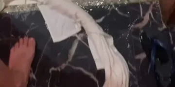 Virou parque aquático: Noite romântica sai do controle após casal esquecer banheira ligada e alagar o quarto