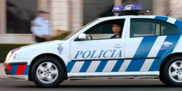 Condutor atropela cinco pessoas em Lisboa, na zona Chiado, e foge a pé. Polícia está à sua procura