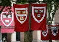 Antigo presidente de Harvard demite-se após divulgação de mensagens para Epstein