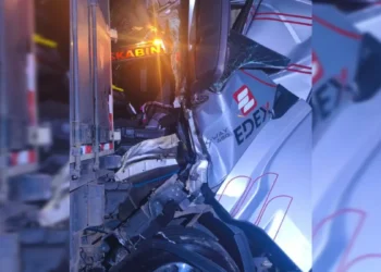 Paulada! Batida entre carretas na BR-470, em Indaial, deixa motorista ferido