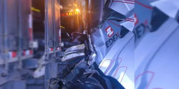 Paulada! Batida entre carretas na BR-470, em Indaial, deixa motorista ferido