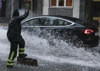 Em noite de risco de cheias: abrigos em Coimbra, Marinha no terreno, cortes no Seixal, Cruz Vermelha e ANPEC em emergência