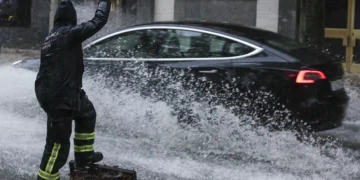 Em noite de risco de cheias: abrigos em Coimbra, Marinha no terreno, cortes no Seixal, Cruz Vermelha e ANPEC em emergência