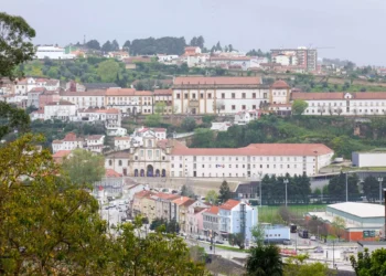 Câmara de Coimbra anuncia retirada de cerca de três mil pessoas face ao risco de cheia no Mondego