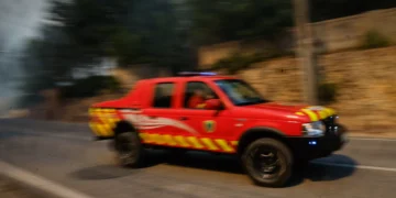 Incêndio em Óbidos controlado: 10 desalojados e cinco bombeiros com ferimentos ligeiros