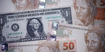 Dólar hoje sobe a R$ 5,24, acompanhando exterior após divulgação de ata do Fed