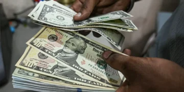 Dólar hoje recua a R$ 5,25 após BC reforçar ciclo de queda de juros em ata