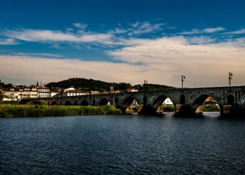 Detida, em Ponte de Lima, suspeita de burlar homens em centenas de milhares de euros