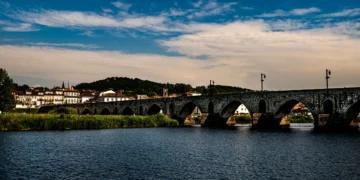 Detida, em Ponte de Lima, suspeita de burlar homens em centenas de milhares de euros
