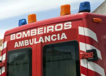 Bombeiros retiram carro submerso junto da Barragem de Amoreira. Homem não sobreviveu