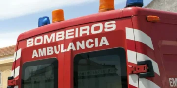 Bombeiros retiram carro submerso junto da Barragem de Amoreira. Homem não sobreviveu