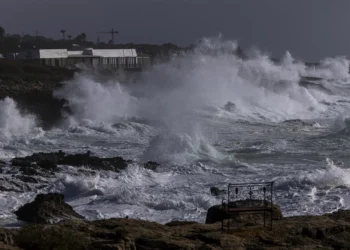 Vento forte e agitação marítima. 14 distritos sob aviso laranja