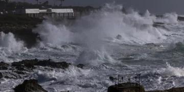 Vento forte e agitação marítima. 14 distritos sob aviso laranja