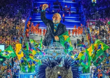 Escola que homenageou Lula na Sapucaí fecha apuração na lanterna e é rebaixada no Carnaval do Rio