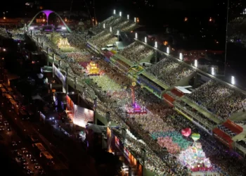 AO VIVO: os bastidores da terceira noite de desfiles na Sapucaí