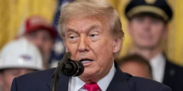 Trump afirma que liderança iraniana quer negociar e elogia operações militares dos EUA